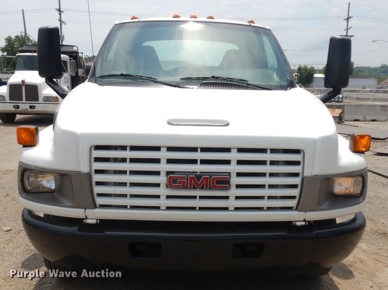 image for item KU9517 2005 GMC C5500  truck cab and chassis