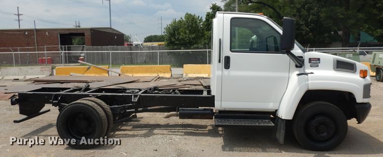 image for item KU9517 2005 GMC C5500  truck cab and chassis