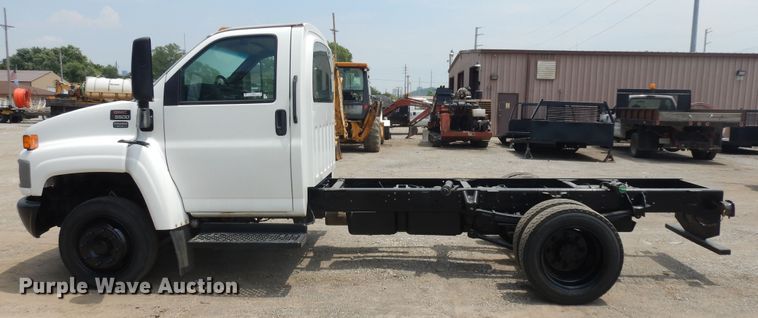 image for item KU9517 2005 GMC C5500  truck cab and chassis