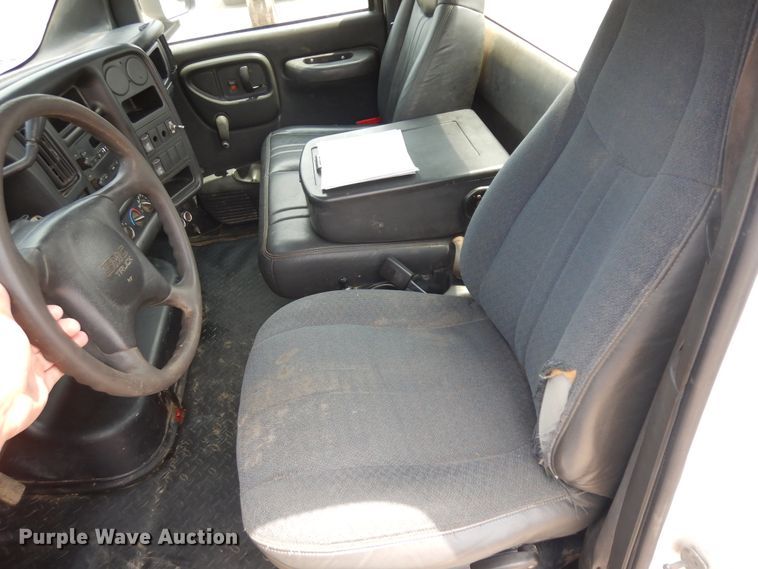 image for item KU9517 2005 GMC C5500  truck cab and chassis