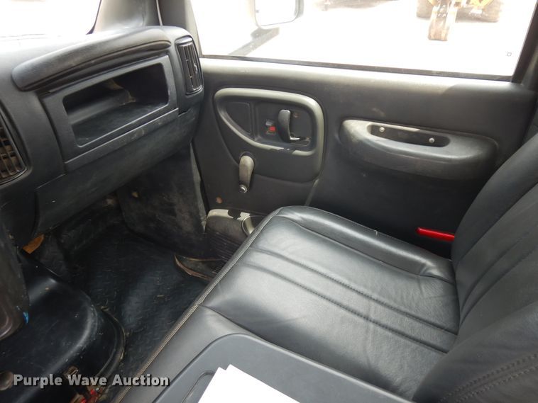 image for item KU9517 2005 GMC C5500  truck cab and chassis