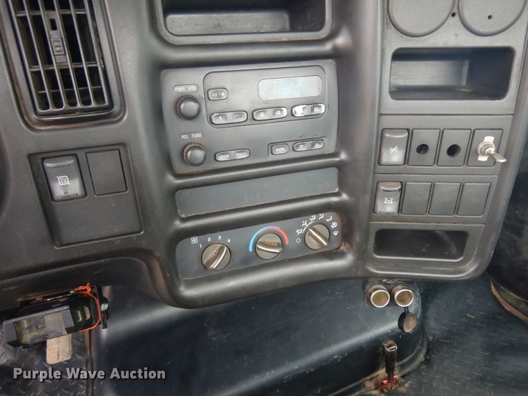 image for item KU9517 2005 GMC C5500  truck cab and chassis