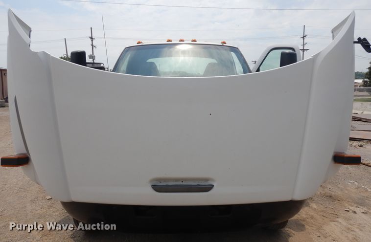 image for item KU9517 2005 GMC C5500  truck cab and chassis