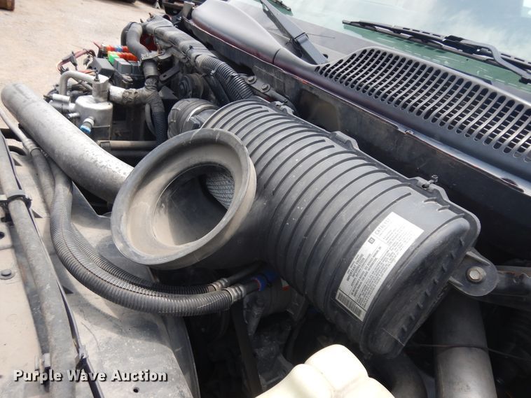 image for item KU9517 2005 GMC C5500  truck cab and chassis