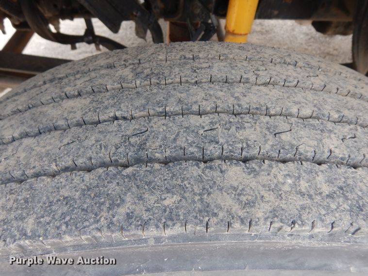 image for item KU9517 2005 GMC C5500  truck cab and chassis