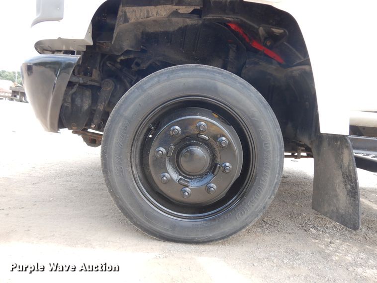 image for item KU9517 2005 GMC C5500  truck cab and chassis