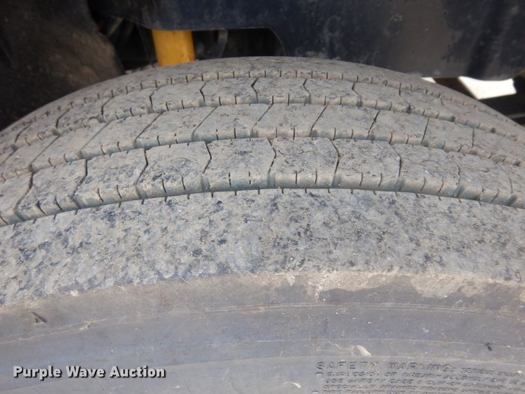 image for item KU9517 2005 GMC C5500  truck cab and chassis