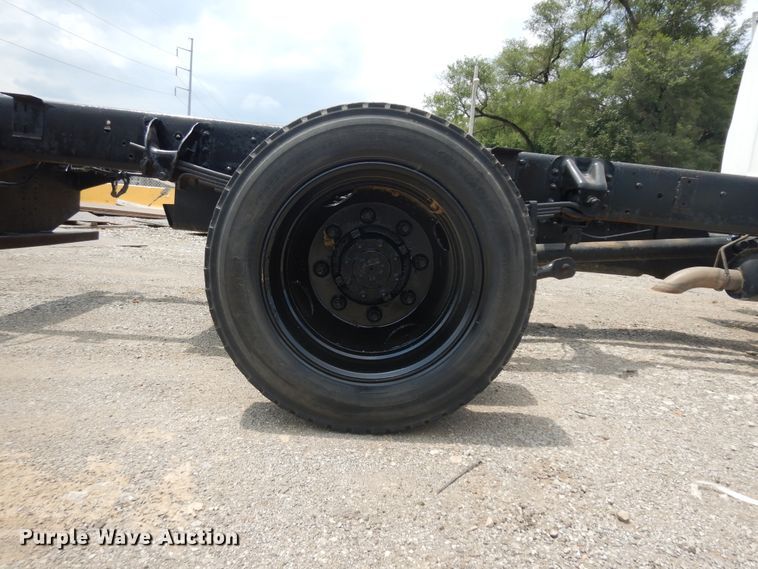 image for item KU9517 2005 GMC C5500  truck cab and chassis