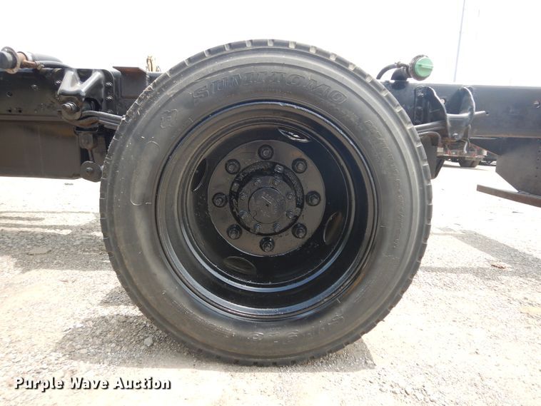 image for item KU9517 2005 GMC C5500  truck cab and chassis