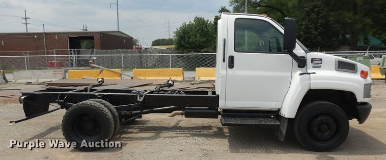 image for item KU9518 2004 GMC C5500  truck cab and chassis