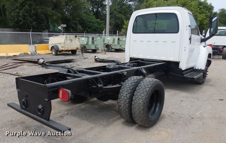 image for item KU9518 2004 GMC C5500  truck cab and chassis