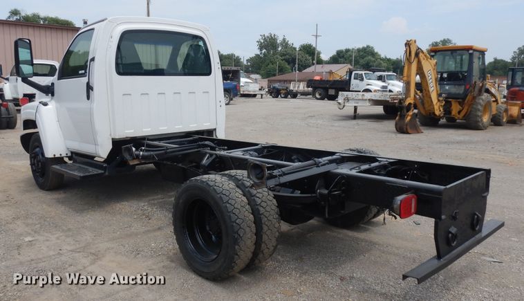 image for item KU9518 2004 GMC C5500  truck cab and chassis
