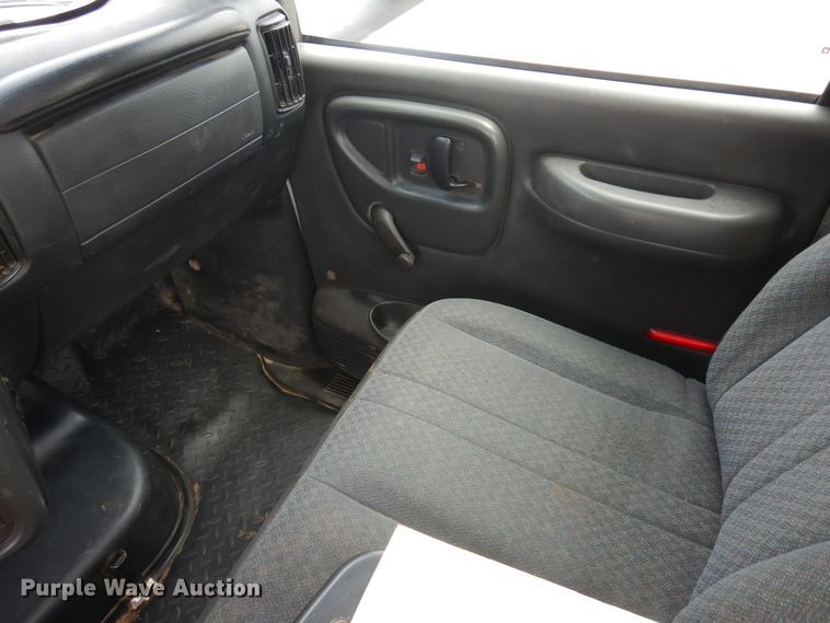 image for item KU9518 2004 GMC C5500  truck cab and chassis