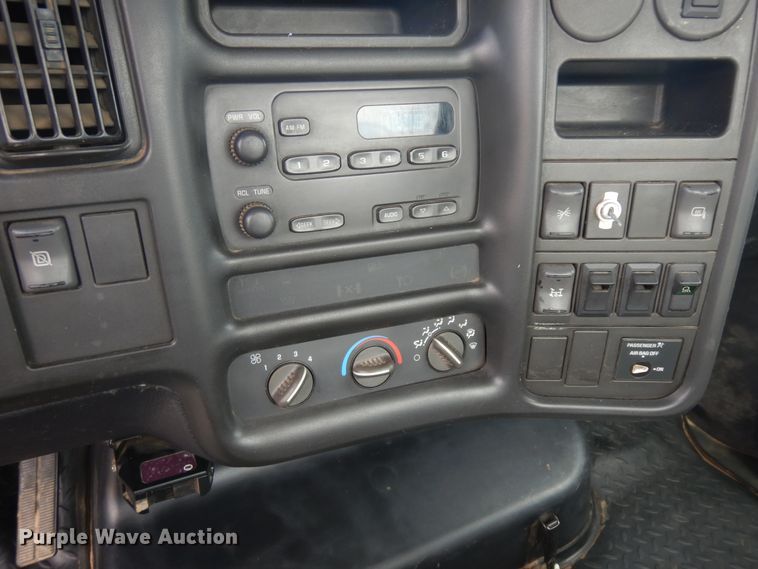 image for item KU9518 2004 GMC C5500  truck cab and chassis