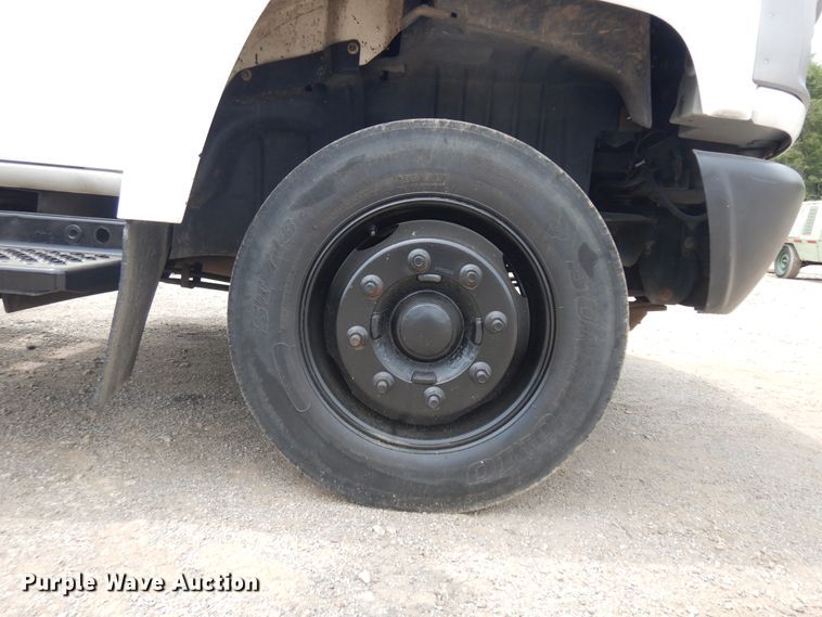 image for item KU9518 2004 GMC C5500  truck cab and chassis