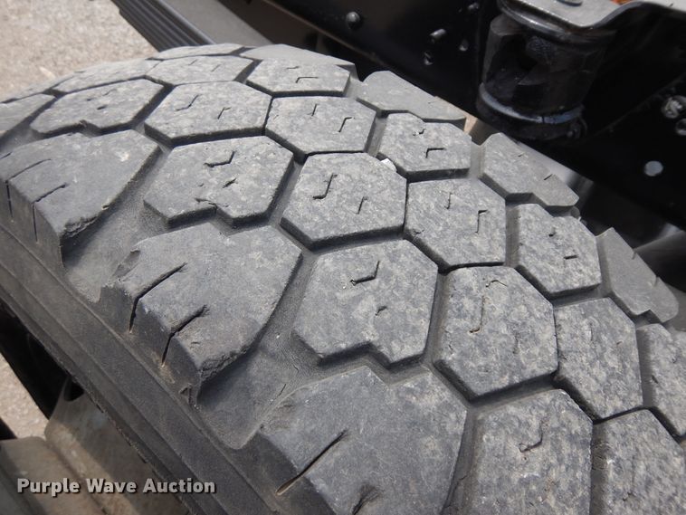 image for item KU9518 2004 GMC C5500  truck cab and chassis