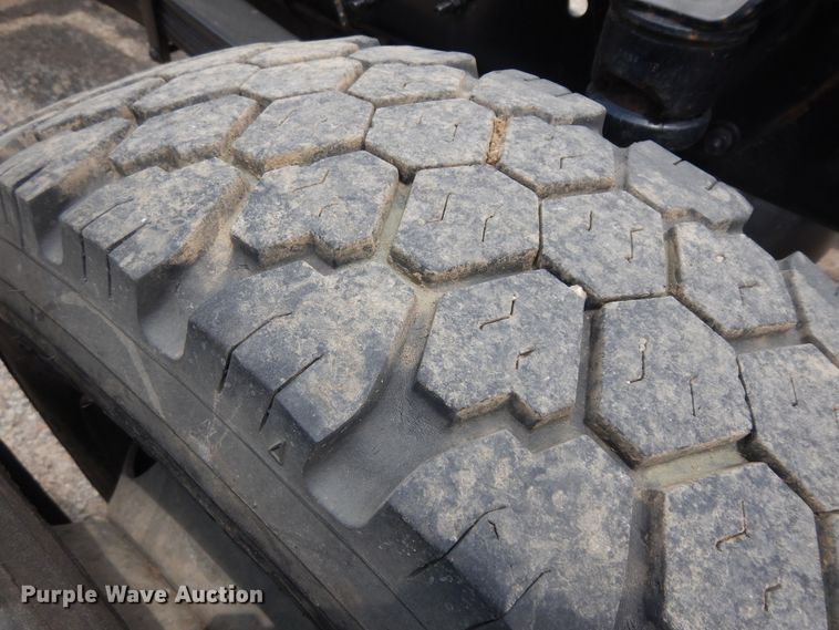 image for item KU9518 2004 GMC C5500  truck cab and chassis