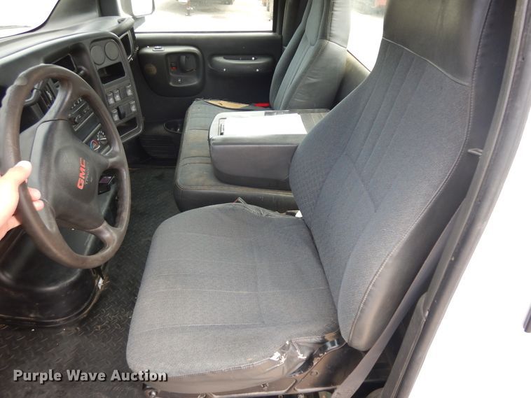 image for item KU9519 2007 GMC C4500  truck cab and chassis