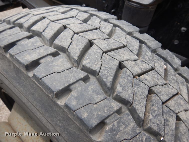 image for item KU9519 2007 GMC C4500  truck cab and chassis