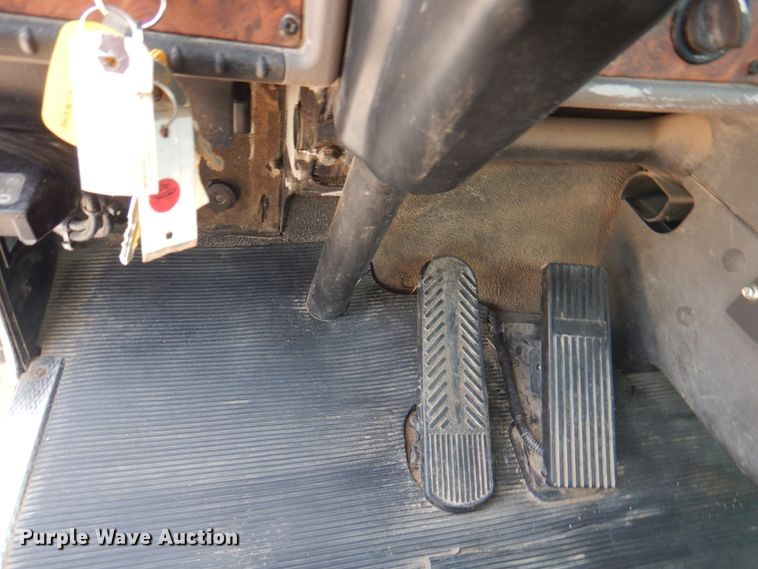 image for item KW9973 2002 Kenworth T300  utility / service truck