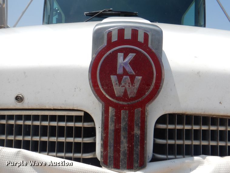 image for item KW9973 2002 Kenworth T300  utility / service truck