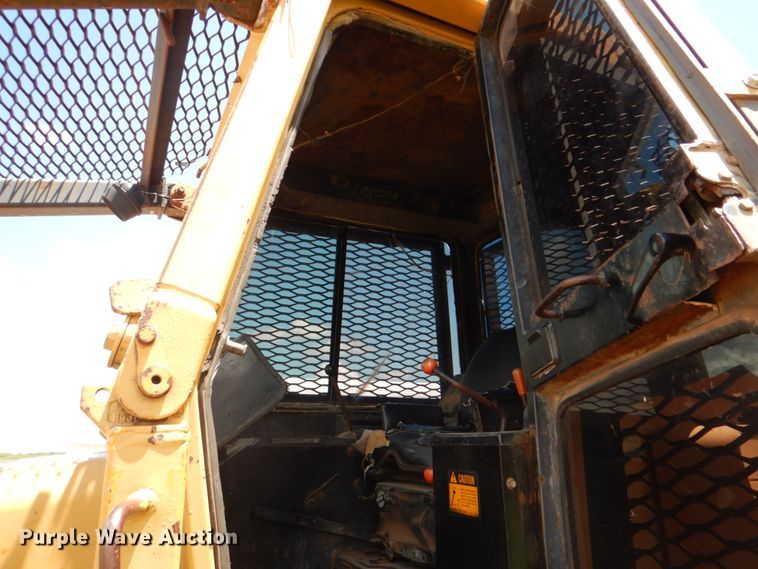 image for item DH7258 1981 John Deere 750E  dozer