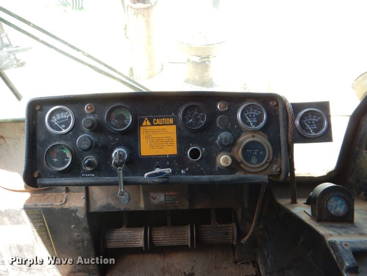 image for item DH7258 1981 John Deere 750E  dozer