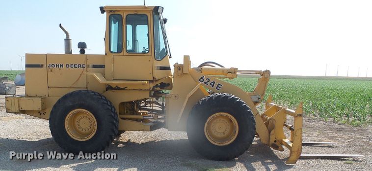 image for item DI5672 1990 John Deere 624E  wheel loader