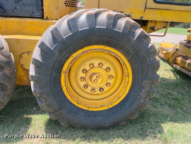 image for item DK8014 1978 John Deere 570A  rigid frame motor grader