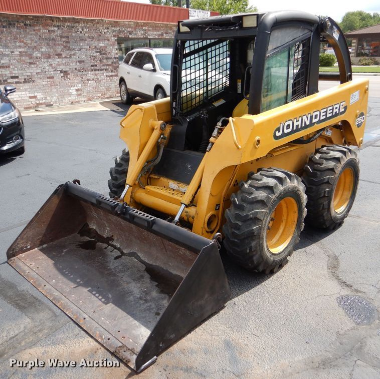 image for item DL3325 1999 John Deere 250  skid steer loader