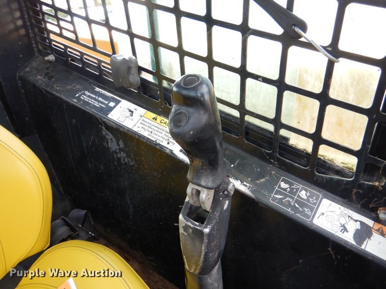 image for item DL3325 1999 John Deere 250  skid steer loader