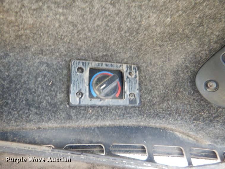 image for item DL3325 1999 John Deere 250  skid steer loader