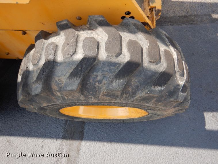 image for item DL3325 1999 John Deere 250  skid steer loader