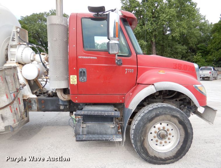 image for item DL3336 2006 International 7700  ready mix truck