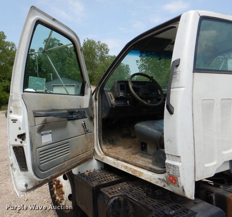image for item DL3386 1999 GMC C6500  truck cab and chassis