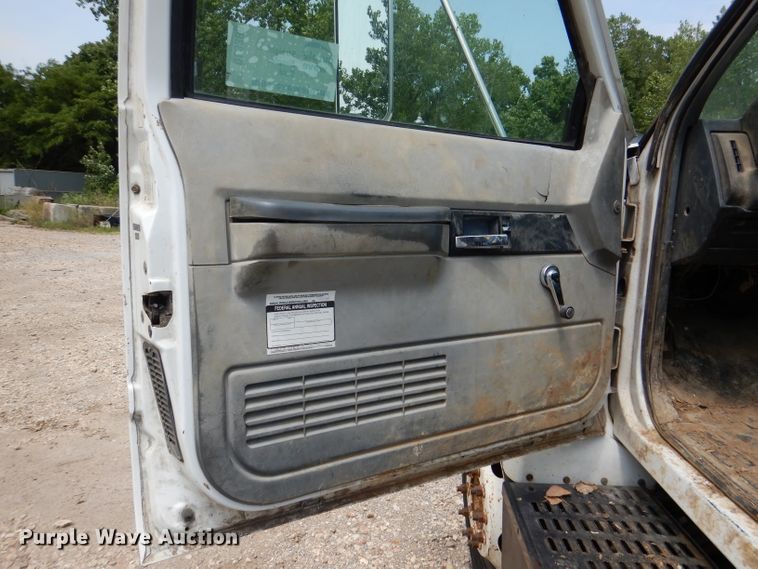 image for item DL3386 1999 GMC C6500  truck cab and chassis