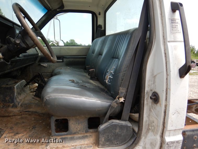 image for item DL3386 1999 GMC C6500  truck cab and chassis