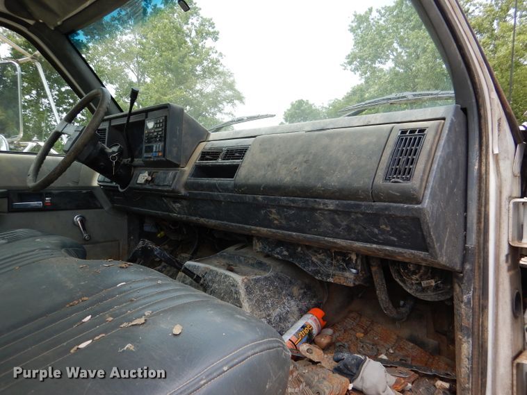 image for item DL3386 1999 GMC C6500  truck cab and chassis