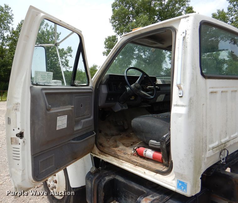 image for item DL3387 1998 Ford F700  truck cab and chassis