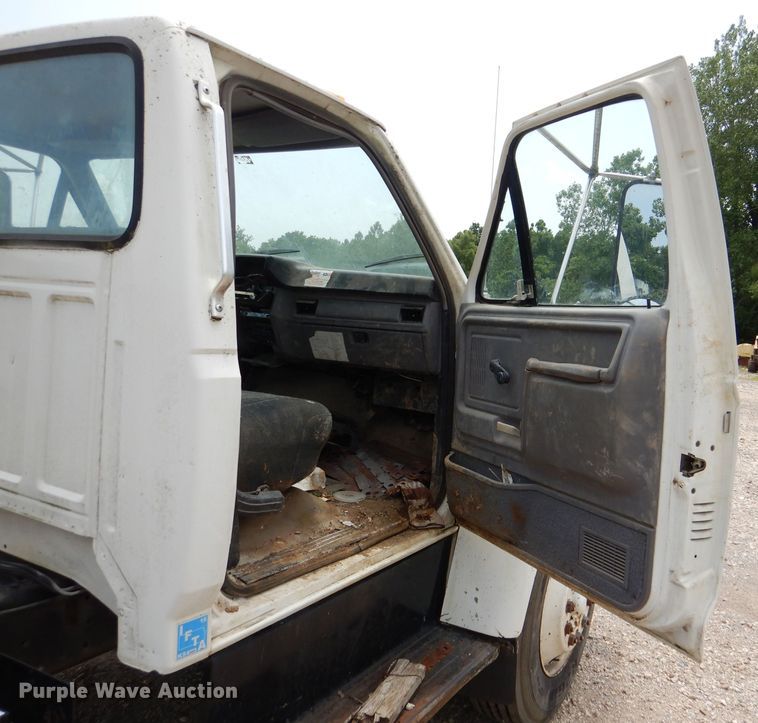 image for item DL3387 1998 Ford F700  truck cab and chassis