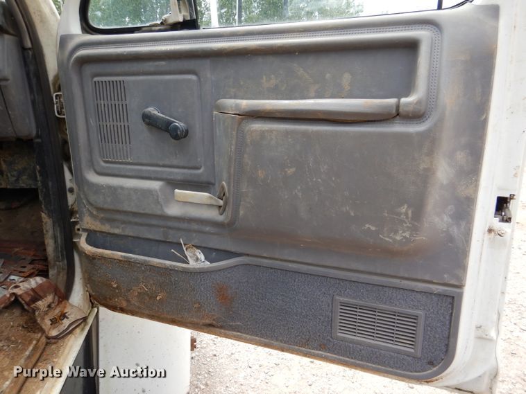 image for item DL3387 1998 Ford F700  truck cab and chassis