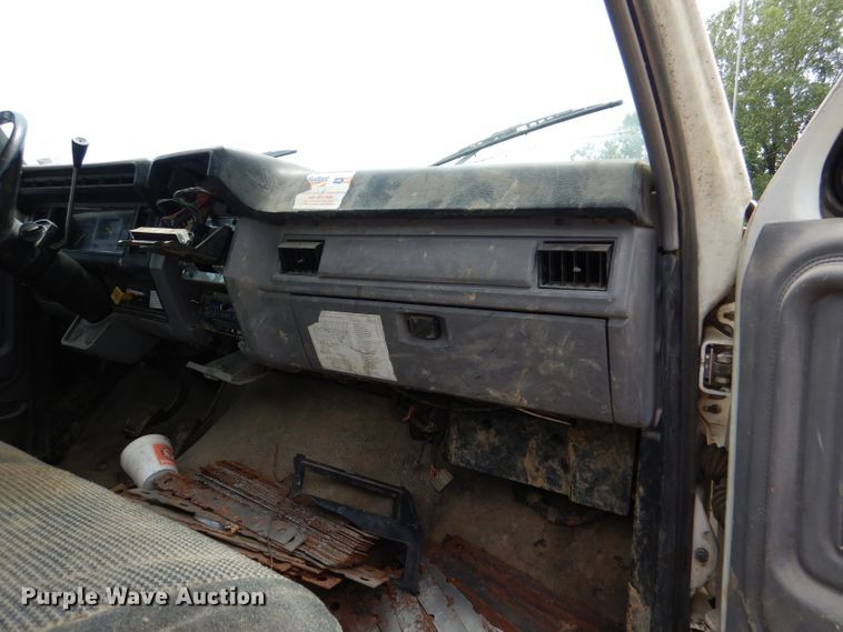 image for item DL3387 1998 Ford F700  truck cab and chassis