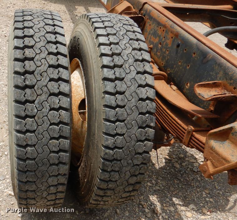 image for item DL3387 1998 Ford F700  truck cab and chassis