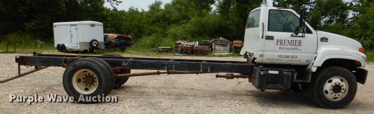 image for item DL3388 2002 GMC C6500  truck cab and chassis