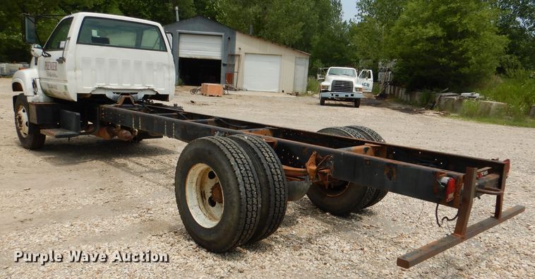 image for item DL3388 2002 GMC C6500  truck cab and chassis