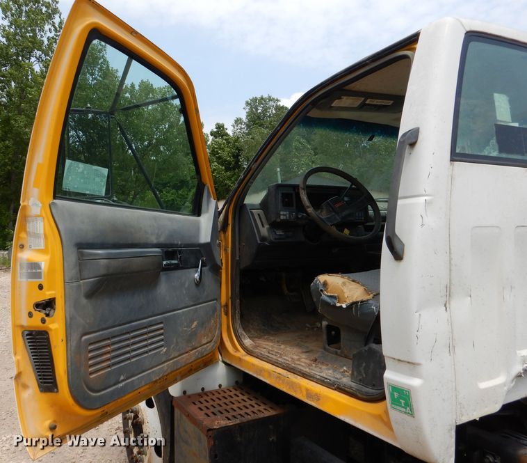image for item DL3388 2002 GMC C6500  truck cab and chassis