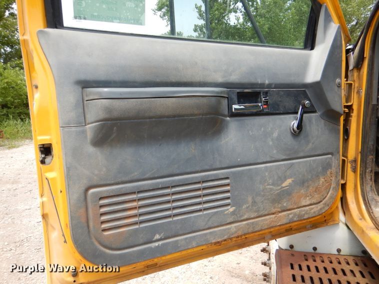 image for item DL3388 2002 GMC C6500  truck cab and chassis