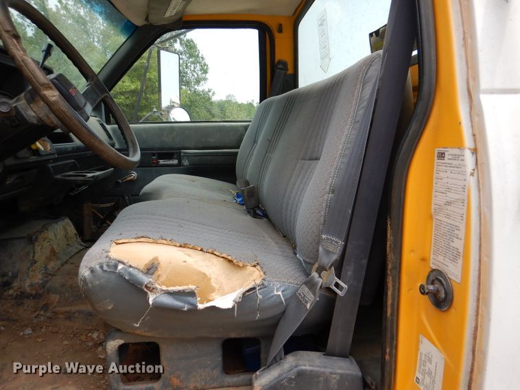 image for item DL3388 2002 GMC C6500  truck cab and chassis