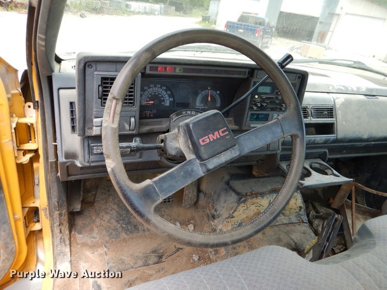 image for item DL3388 2002 GMC C6500  truck cab and chassis