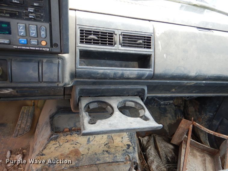 image for item DL3388 2002 GMC C6500  truck cab and chassis